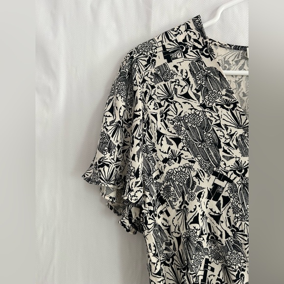 ASTR the Label Black White Collage Floral Print Surplice Blouse Top Size XS - Picture 4 of 12